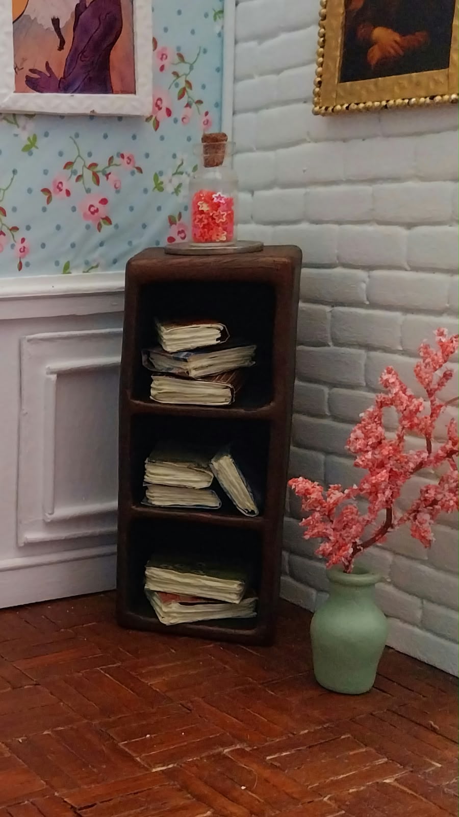 Estante rústica com livros artesanais em miniatura
